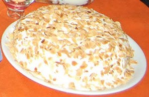 Tarta de nata con almendras