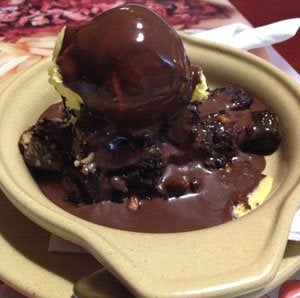 Brownie con helado de vainilla