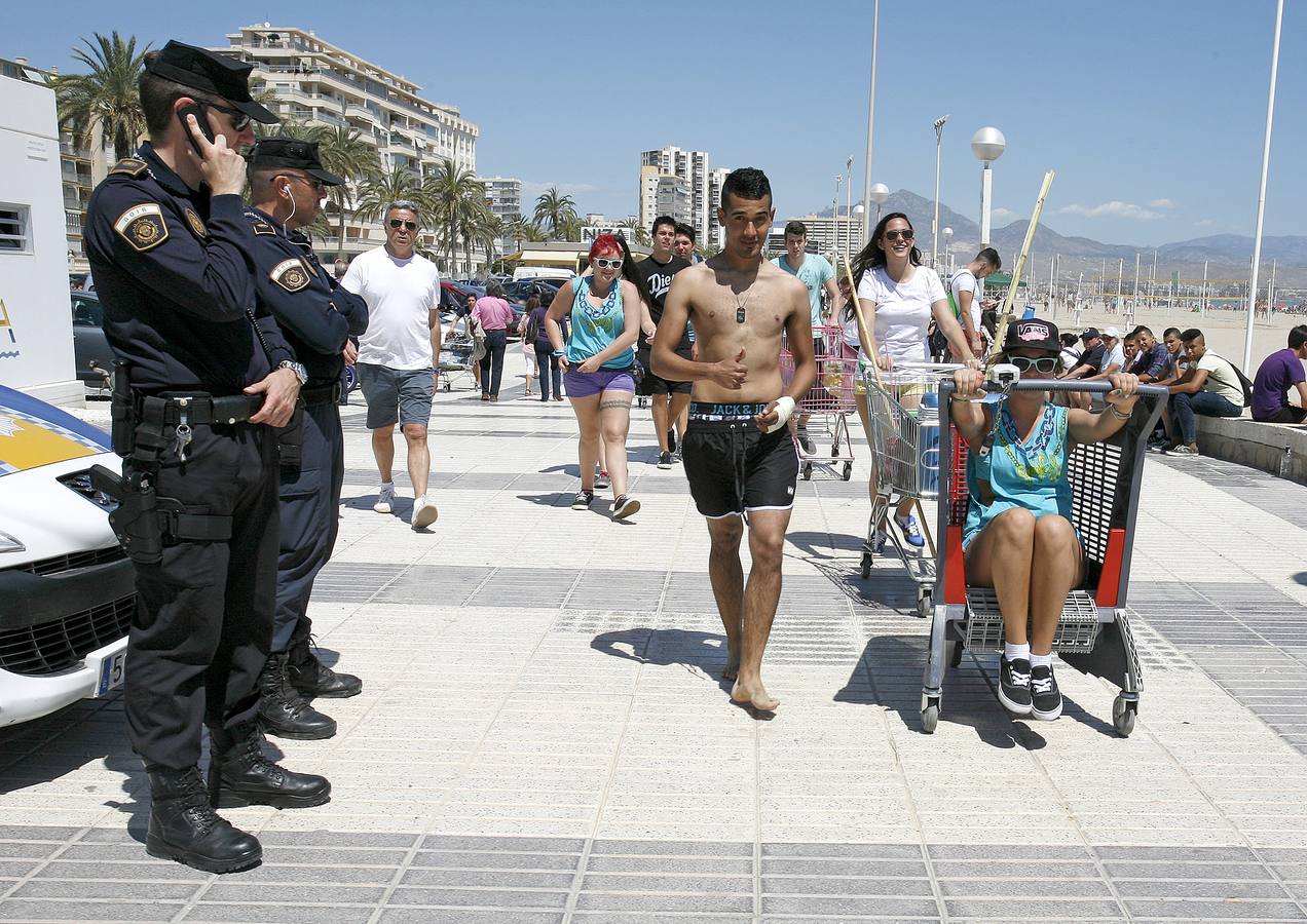 Macrobotellón en la playa de San Juan