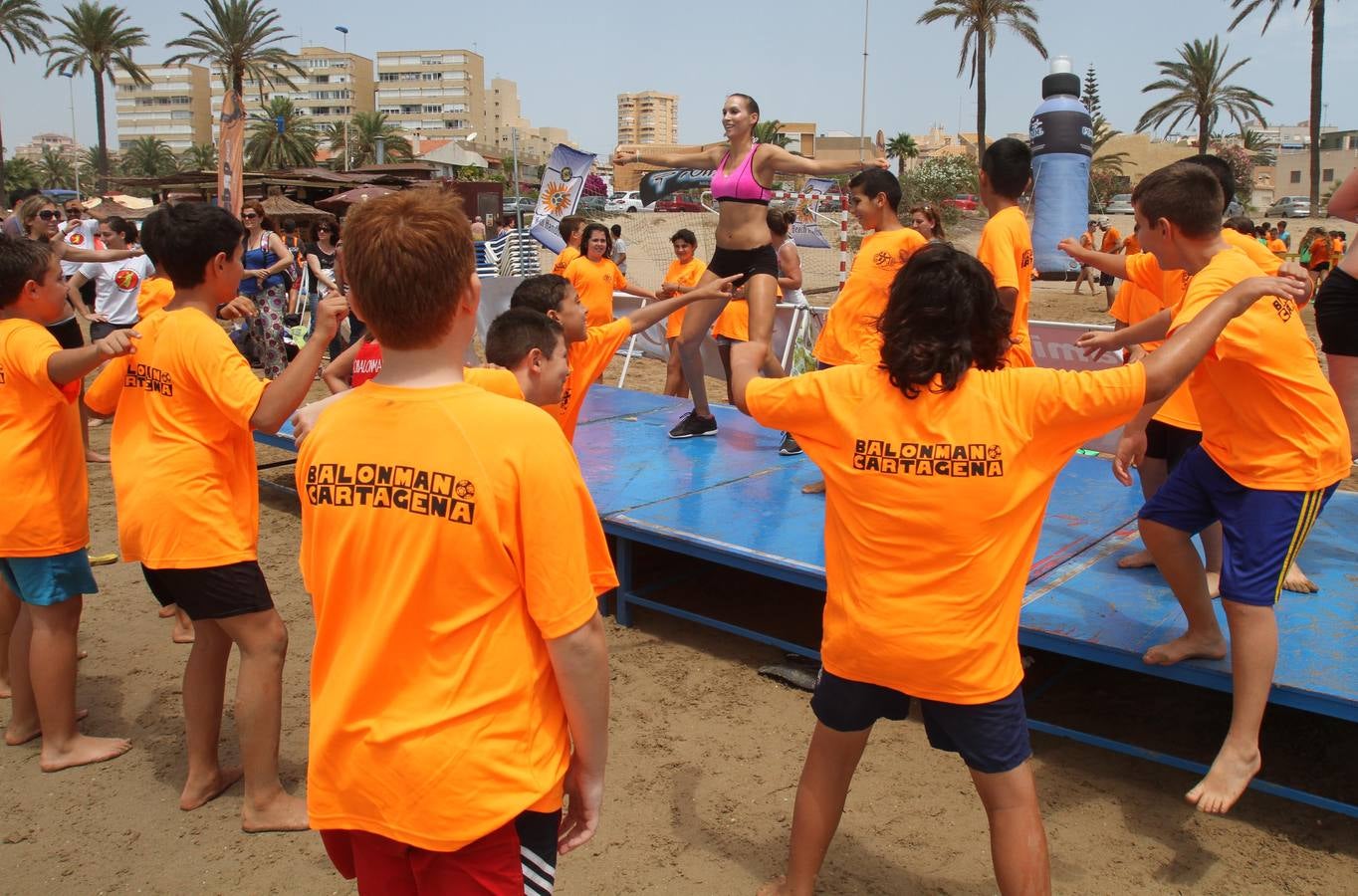 La Manga se tiñe de naranja