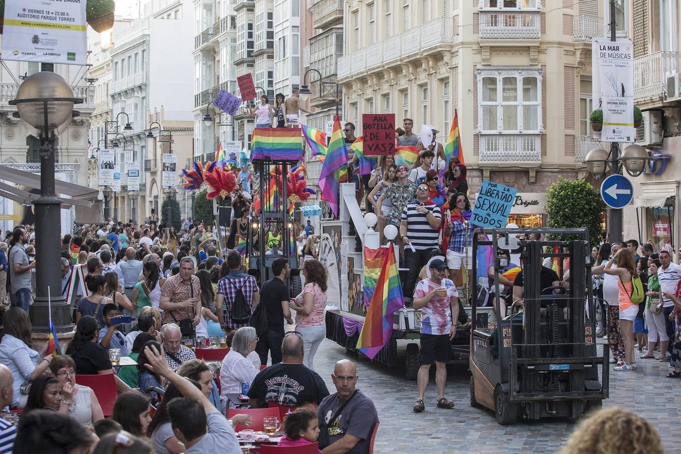 Un arcoíris de tolerancia recorre Cartagena