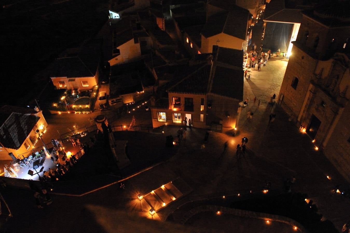 Aledo brilla a la luz de las velas