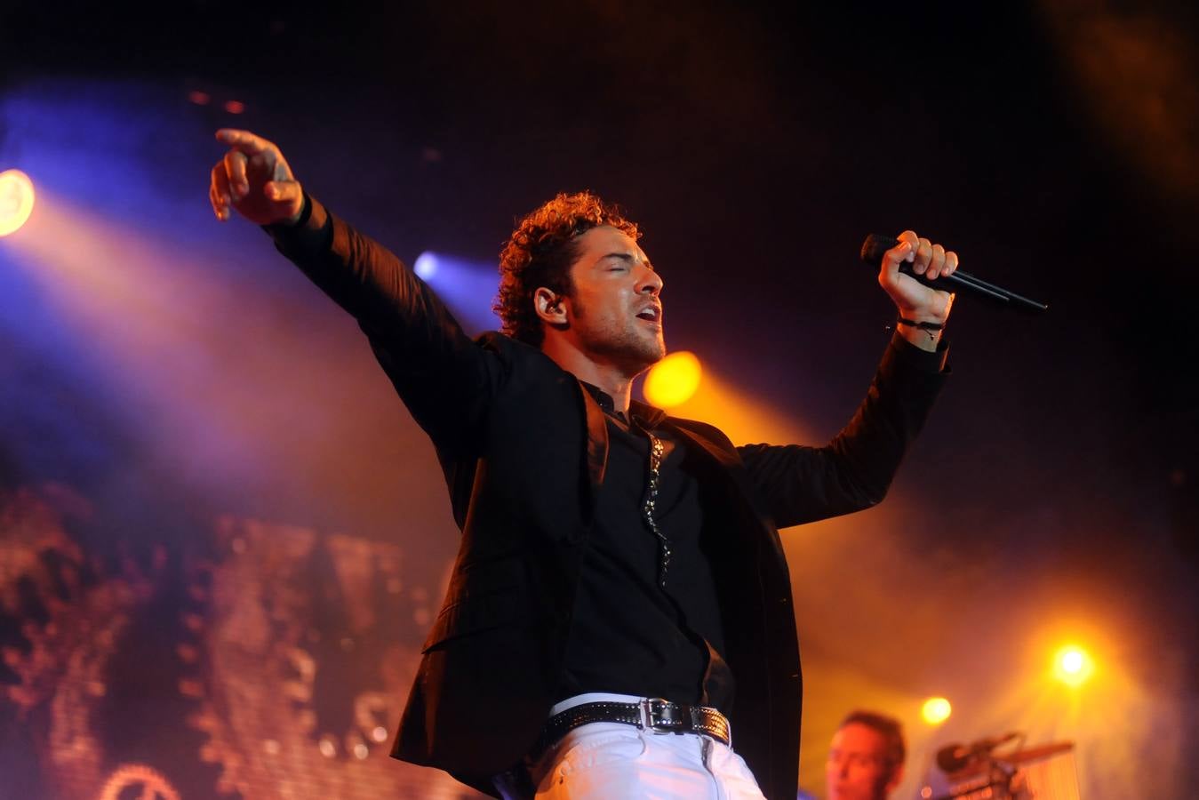 Bisbal enloquece a miles de fans en La Condomina