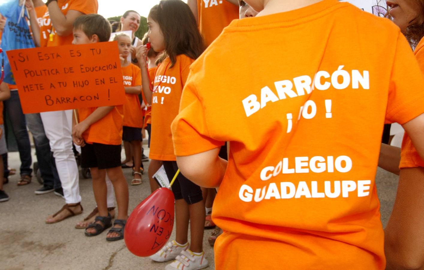 Padres del colegio de Guadalupe cortan la carretera como protesta por los 'barracones'