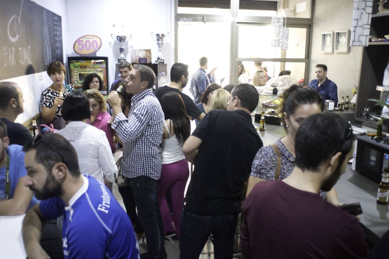 Las tapas llenan Orihuela en un festivo de tiendas abiertas
