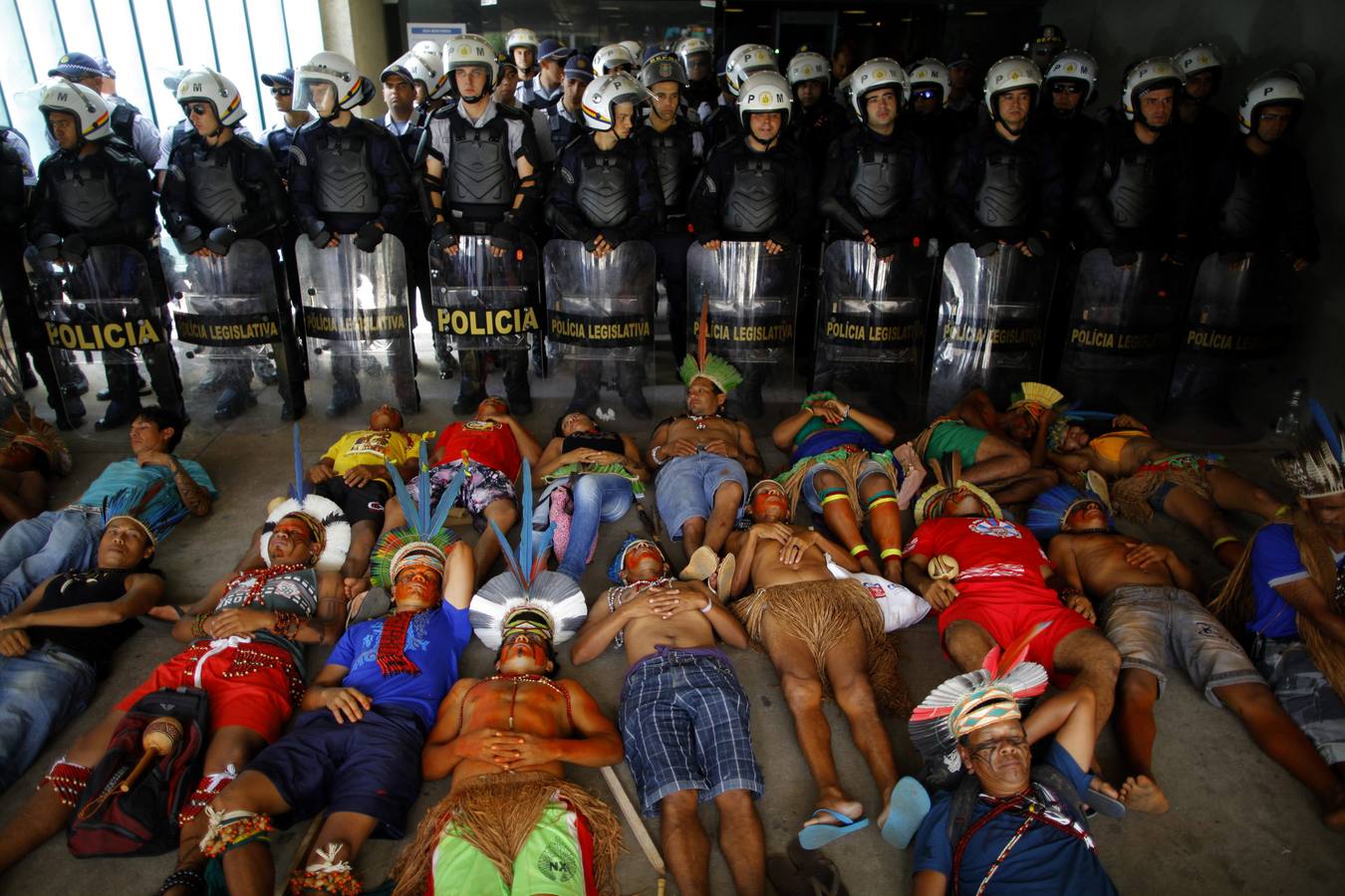 Los indígenas protestan ante el Congreso Brasileño