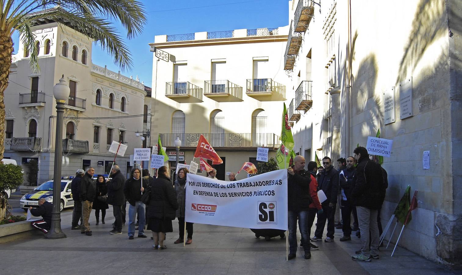 Concentración de funcionarios durante el pleno de Elche