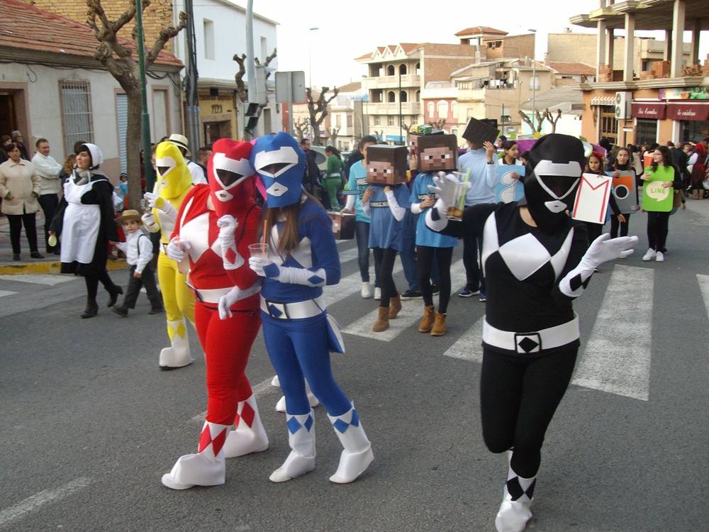 Cientos de personas participan en el desfile de carnaval de Pliego