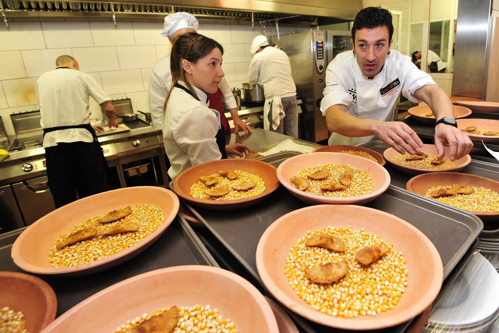 Eneko Atxa da su toque especial a la cena del GastroTEA