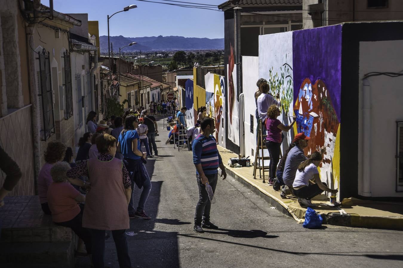 Artistas pintan murales en el barrio de San Isidro de Orihuela