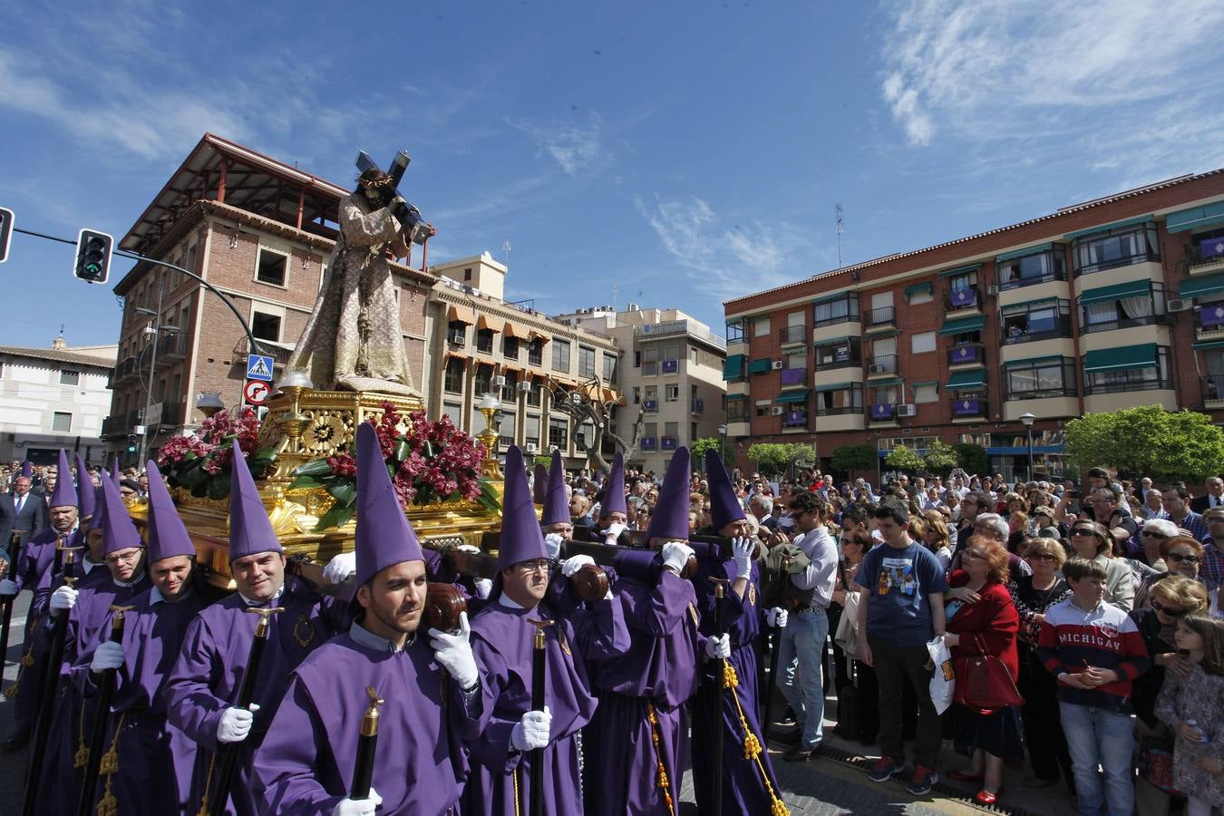 Nuestro Padre Jesús vuelve entre cantos