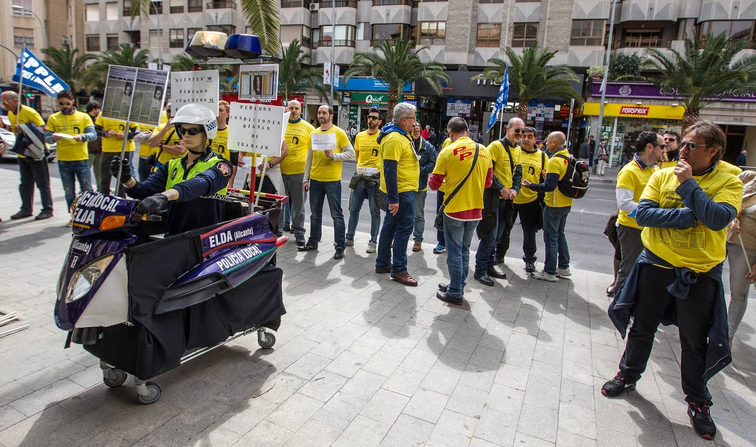 Protesta de la Policía Local de Elda frente a la Diputación