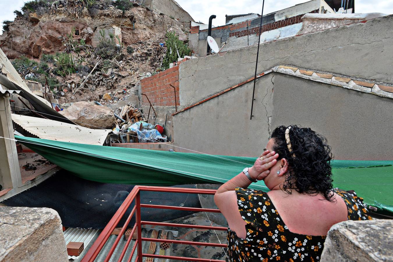 La caída de una roca obliga a desalojar cuatro casas en Lorca