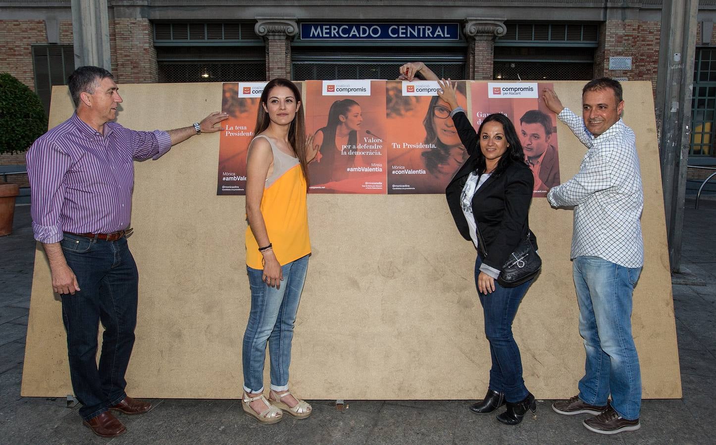 Pegada de carteles en Alicante