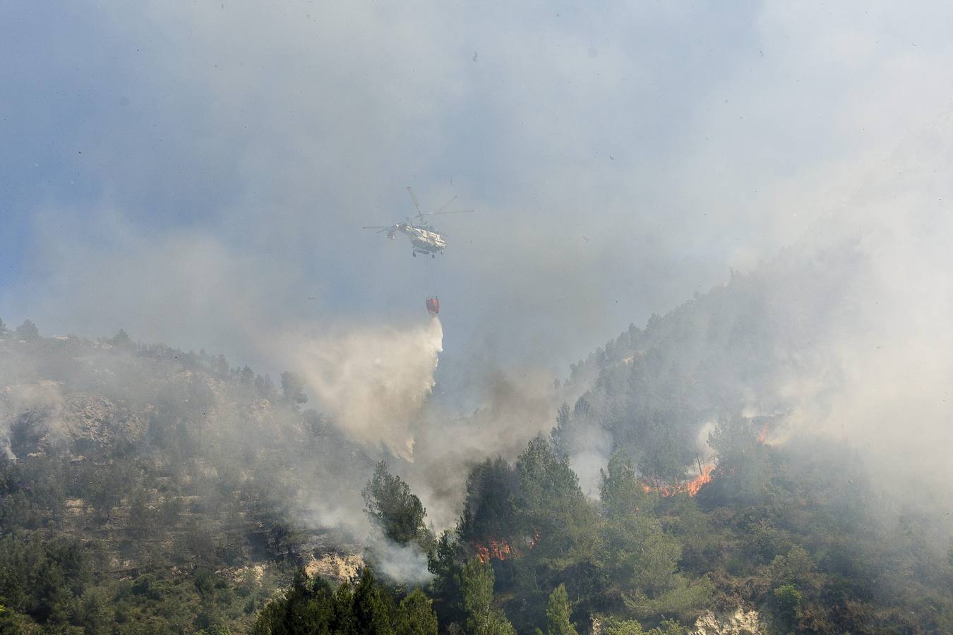 Continúan con las labores de extinción del fuego de Vall d'Ebo