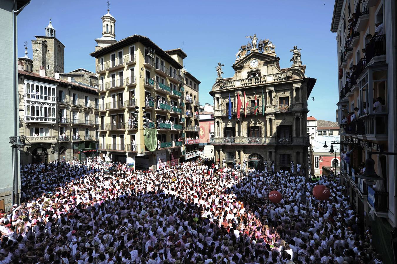 La ikurriña preside el chupinazo en el Ayuntamiento de Pamplona