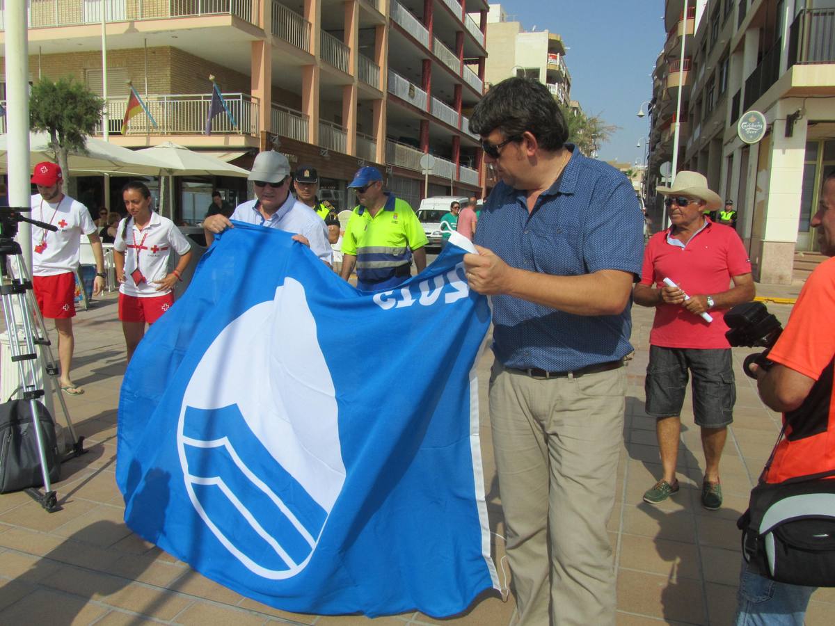 Guardamar instalan las banderas azules en la playa