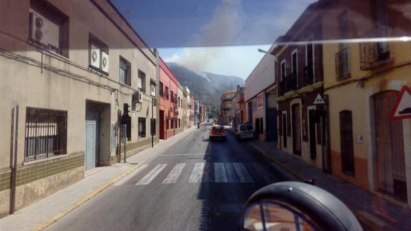 Desalojan 20 viviendas por el incendio en Pedreguer