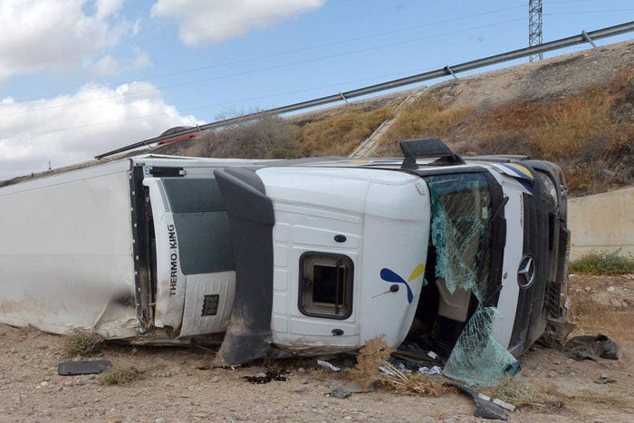 Un herido al caer su camión por un puente en Lorca