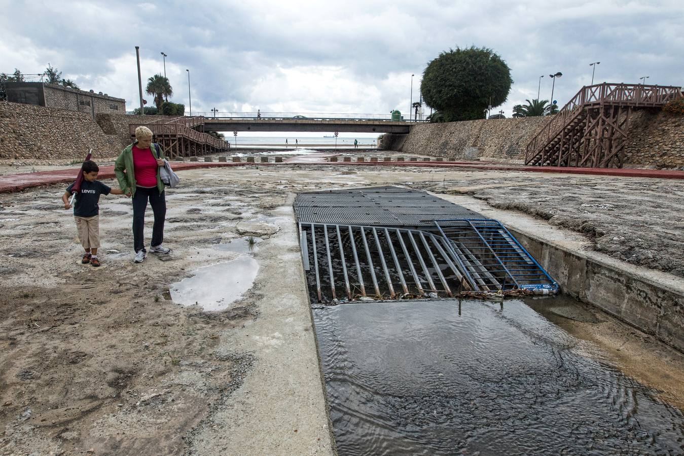 La lluvia anega calles en Alicante