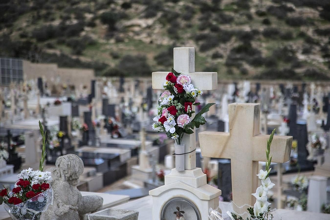 Preparativos para el día de Todos los Santos en el Cementerio Los Remedios