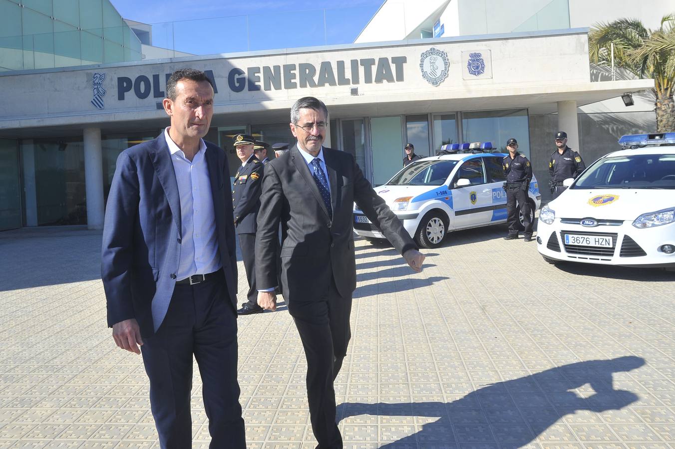 Entrega del busto de la Dama de Elche a la Policía autonómica