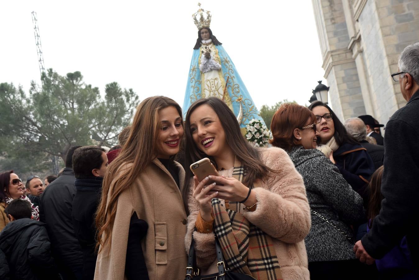 La Patrona de Yecla baja a la ciudad entre las salvas de pólvora de los arcabuces