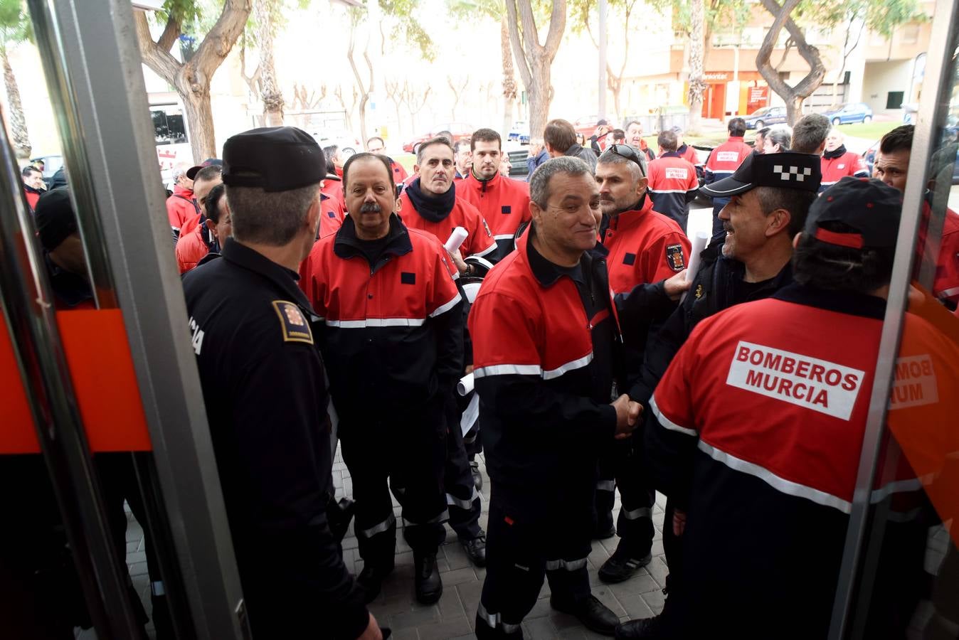 Los bomberos protestan en Abenarabi contra la reorganización de los turnos de trabajo