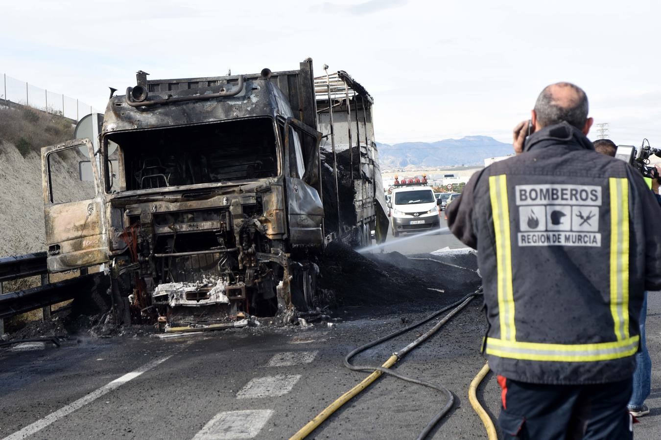 Un camión se incendia en la A-30 a la altura de Molina