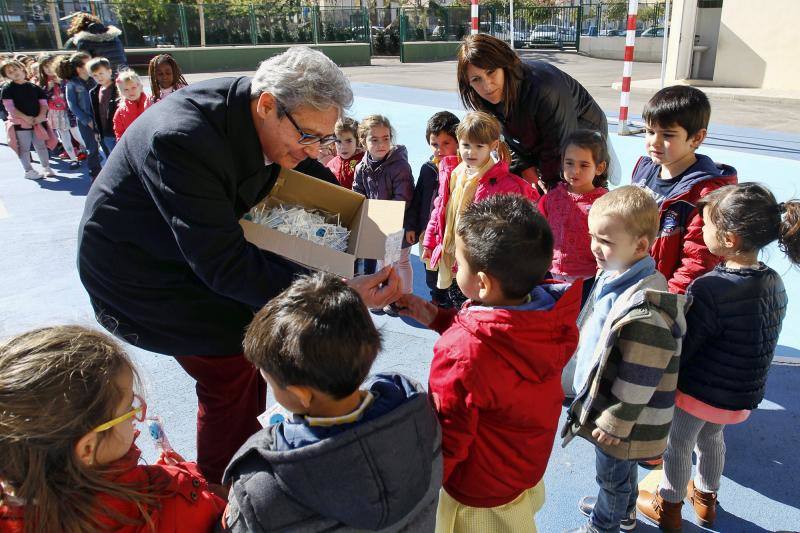 Alumnos del colegio José Carlos Aguilera de Alicante participan en una iniciativa para apoyar a los con cáncer