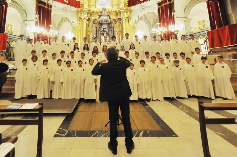 Las voces del Misteri bordan el concierto del Viernes de Dolores