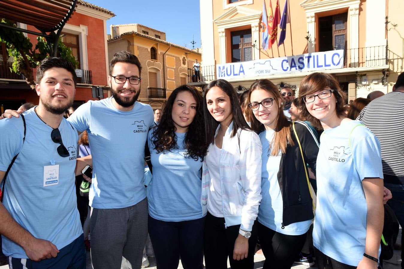 Cientos de personas abrazan el Castillo de Mula