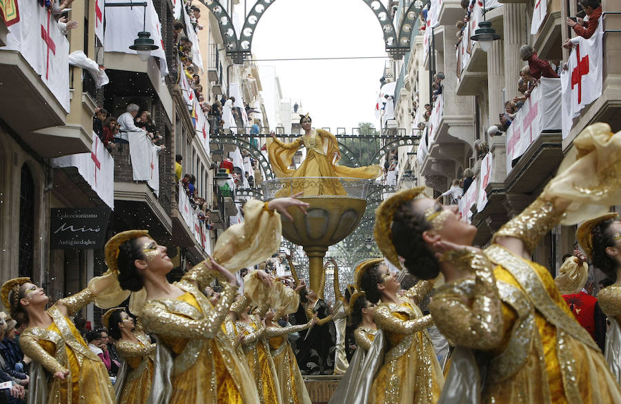 Los Moros y Cristianos desfilan en Alcoy