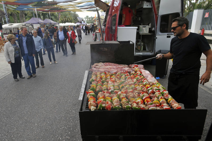Instalación de las 'foodtrucks' en el Paseo de la Estación de Elche