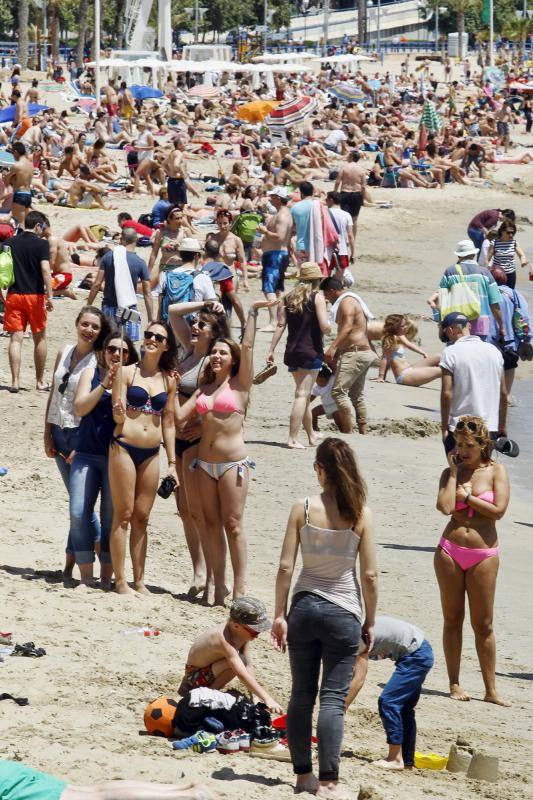 La playa de El Postiguet llena gracias a las altas temperaturas