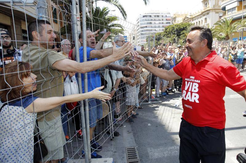 La primera mascletá de Hogueras hace retumbar Luceros