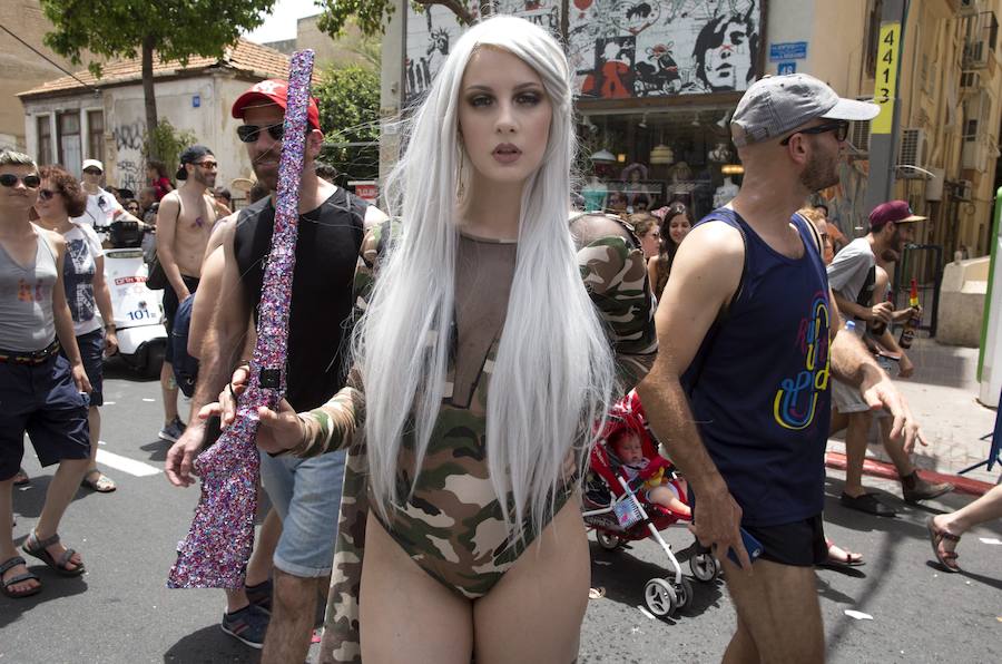 Disfraces coloridos inundan Tel Aviv