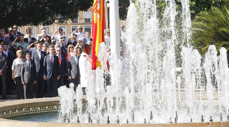 La Patrulla Acrobática de Paracaidismo del Ejército del Aire celebra el Día de la Región