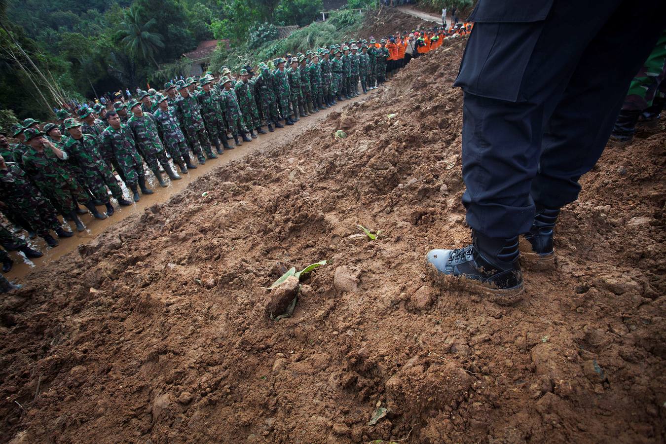 La tierra sepulta la isla de Java