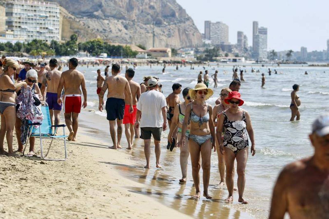 La playa del Postiguet llena tras la llegada oficial del verano