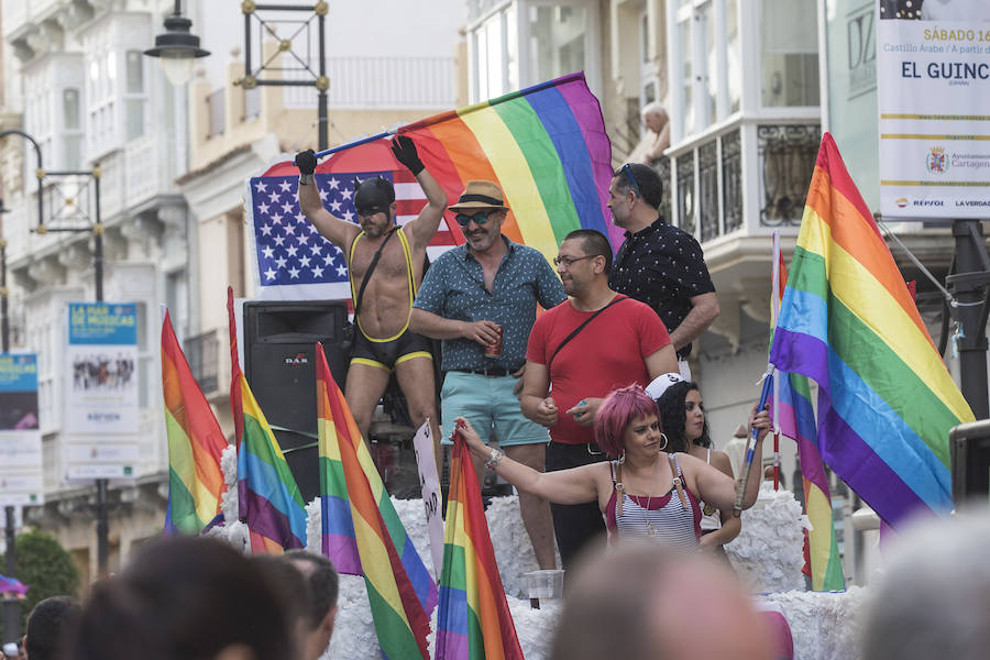 Las banderas arcoíris y de Estados Unidos se hermanan en Cartagena