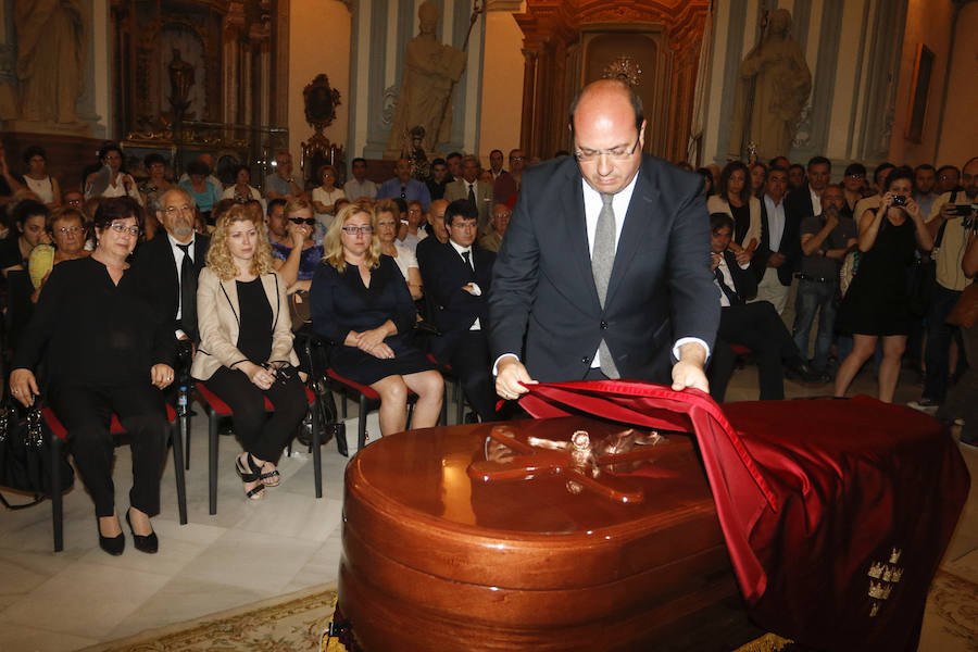 Cientos de personas dan su último adiós a Hernández Ros