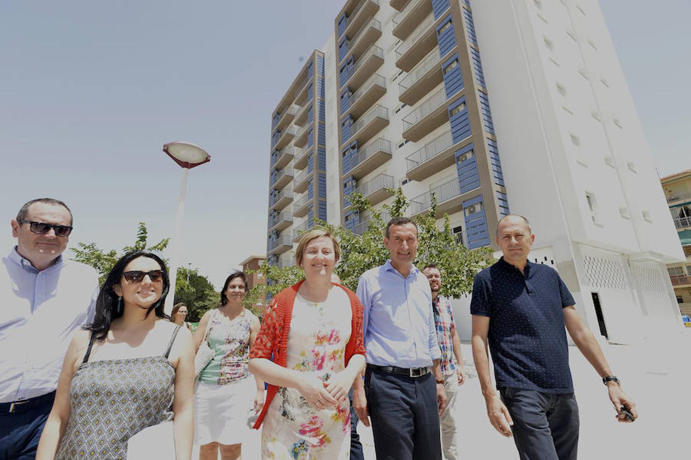 La consellera de Vivienda visita los pisos de San Antón en Elche