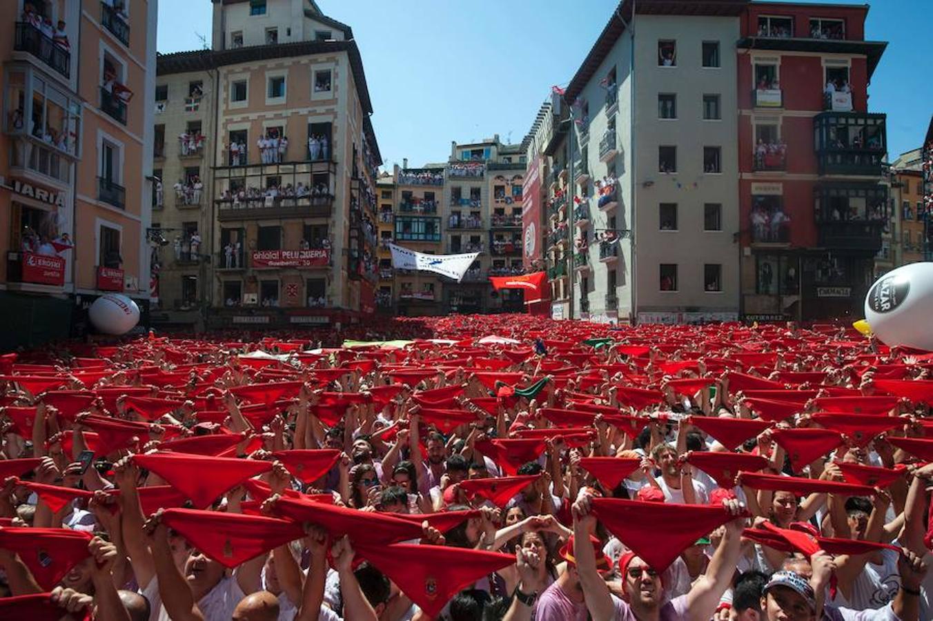 El 'chupinazo' abre nueve días de celebración en Pamplona