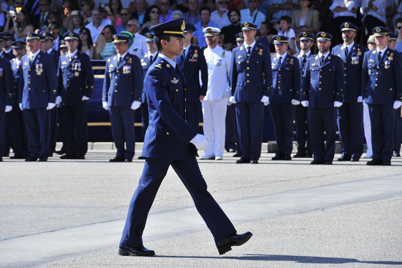 Entrega de despachos a los nuevos oficiales del Ejército del Aire
