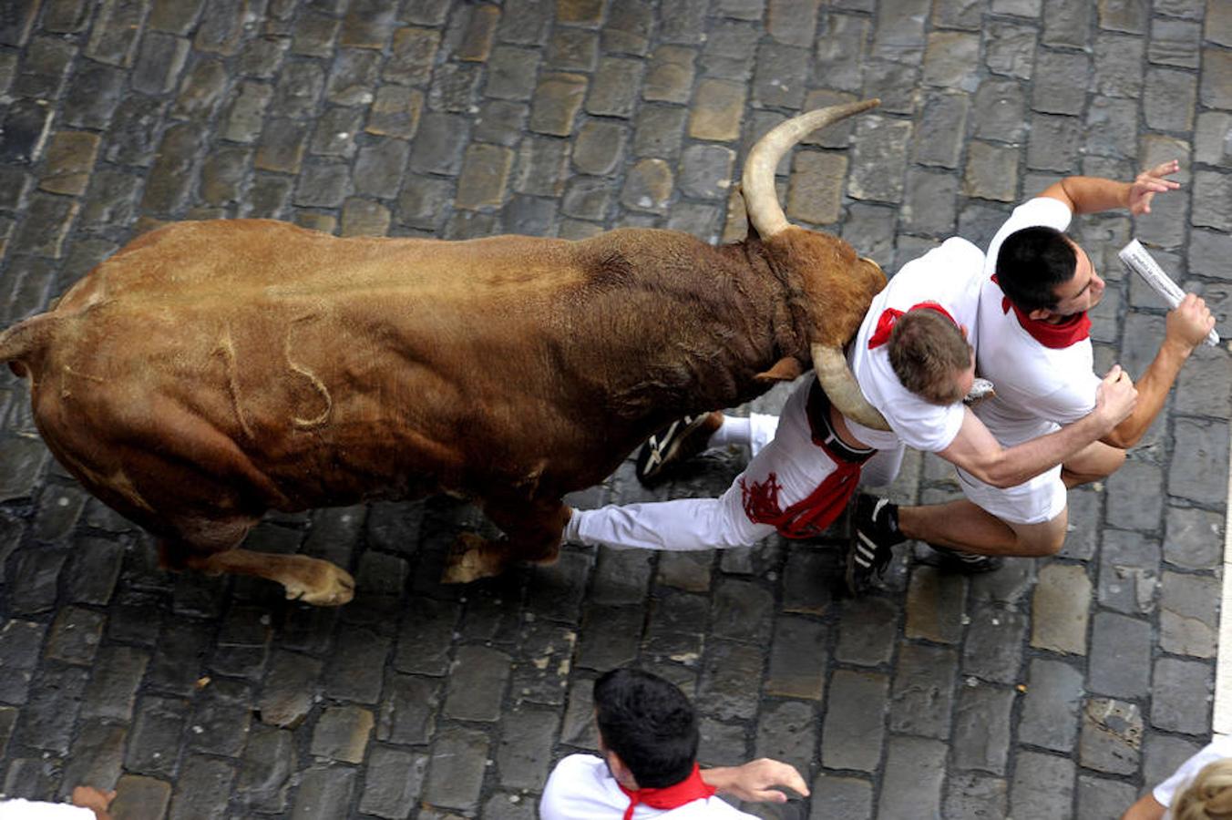 Los toros de Núñez del Cuvillo corren un encierro rápido y emocionante