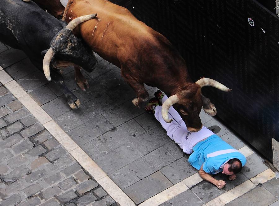 Miura cierra los Sanfermines con un encierro rápido con peligro en la plaza