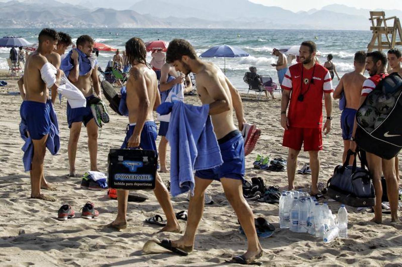 Entrenamiento del Hércules en la playa de San Juan