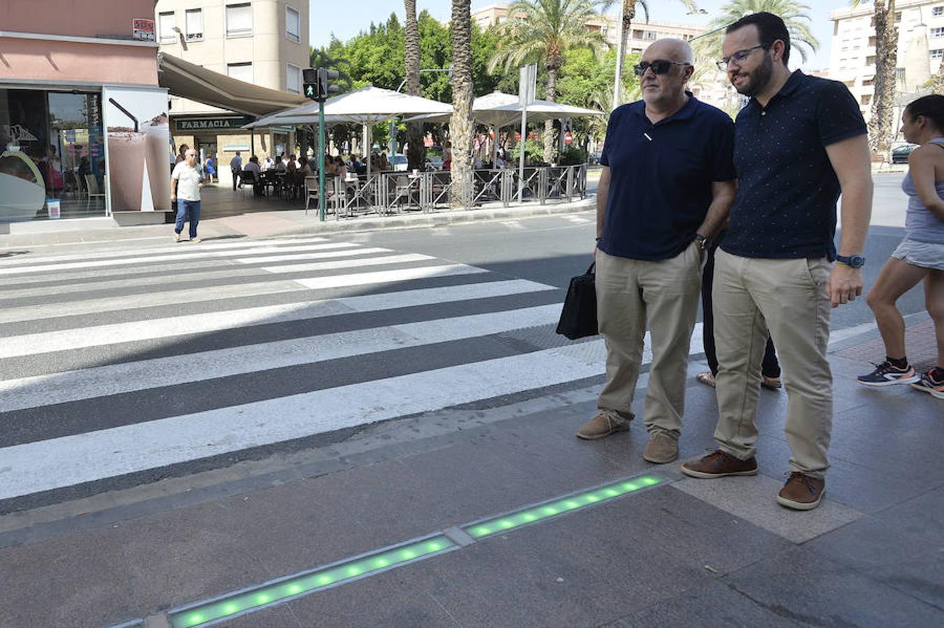 Elche instala un paso de peatones inteligente para alertar a usuarios con móvil