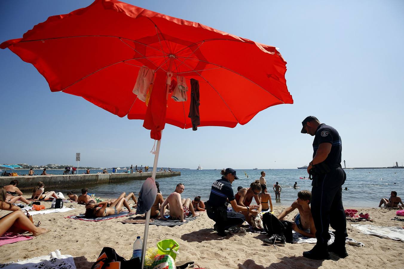 La playa de Cannes se blinda